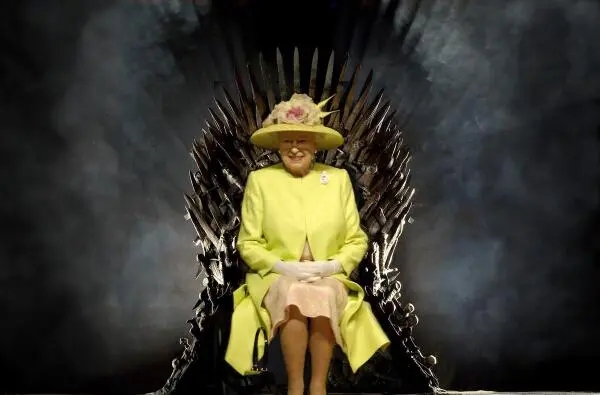 La reine Elisabeth II sur le trône de fer de la série Game of Throne